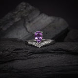 Anillo de compromiso con amatista natural y 9 diamantes laterales elaborado en oro blanco de 14k