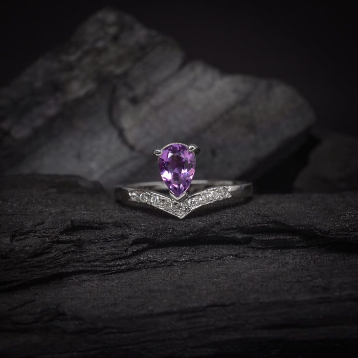 Anillo de compromiso con amatista natural y 9 diamantes laterales elaborado en oro blanco de 14k