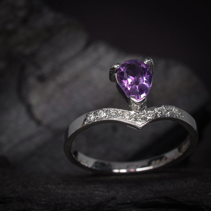 Anillo de compromiso con amatista natural y 9 diamantes laterales elaborado en oro blanco de 14k