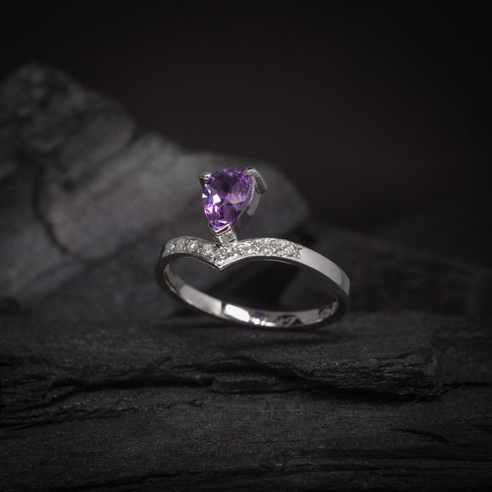 Anillo de compromiso con amatista natural y 9 diamantes laterales elaborado en oro blanco de 14k