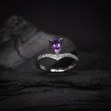 Anillo de compromiso con amatista natural y 9 diamantes laterales elaborado en oro blanco de 14k