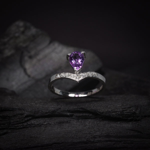 Anillo de compromiso con amatista natural y 9 diamantes laterales elaborado en oro blanco de 14k