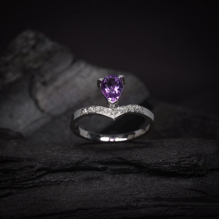 Anillo de compromiso con amatista natural y 9 diamantes laterales elaborado en oro blanco de 14k