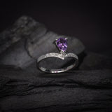 Anillo de compromiso con amatista natural y 9 diamantes laterales elaborado en oro blanco de 14k
