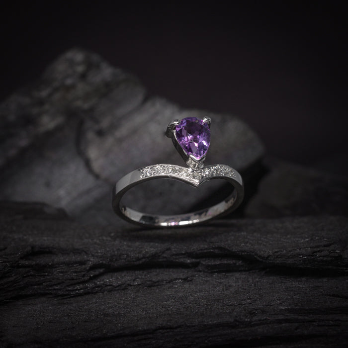 Anillo de compromiso con amatista natural y 9 diamantes laterales elaborado en oro blanco de 14k