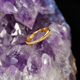 Argolla de matrimonio maciza de 3mm con incrustación de 23 diamantes naturales (mitad de la pieza) elaborada en oro amarillo de 18k