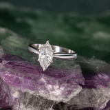 Anillo de compromiso con diamante de laboratorio de 1.0ct corte marquise con certificado IGI elaborado en oro blanco de 14k