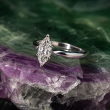 Anillo de compromiso con diamante de laboratorio de 1.0ct corte marquise con certificado IGI elaborado en oro blanco de 14k