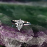 Anillo de compromiso con diamante de laboratorio de 1.0ct corte marquise con certificado IGI elaborado en oro blanco de 14k