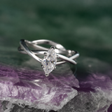 Anillo de compromiso con diamante natural de .50ct corte marquise con certificación GIA elaborado en oro blanco de 14k
