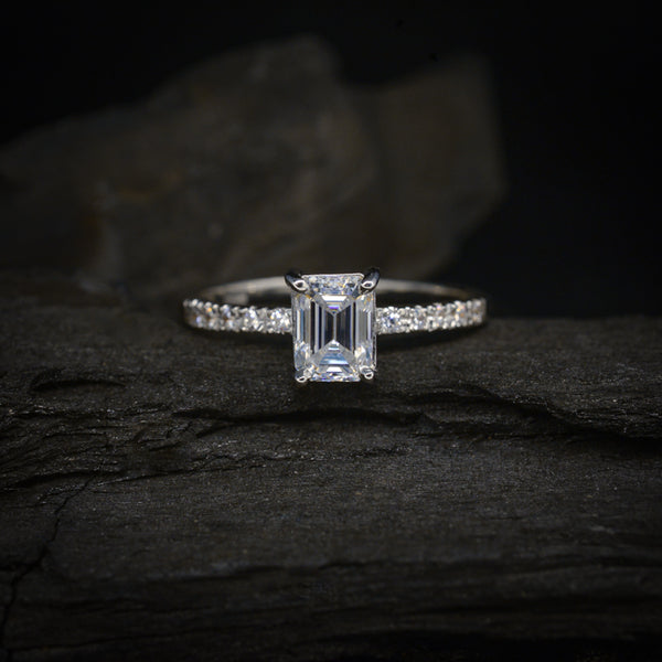 Anillo de compromiso con diamante de laboratorio de 1.0ct con certificado IGI y diamantes de laboratorio laterales elaborado en oro blanco de 14 kilates