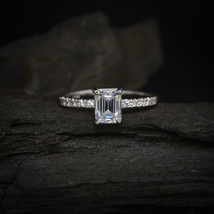 Anillo de compromiso con moissanita de 1.0ct con certificado GRA y moissanitas laterales elaborado en oro blanco de 14 kilates