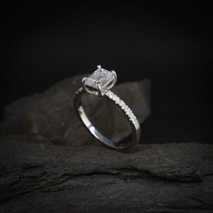 Anillo de compromiso con moissanita de 1.0ct con certificado GRA y moissanitas laterales elaborado en oro blanco de 14 kilates