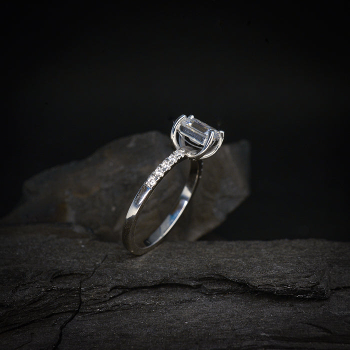 Anillo de compromiso con moissanita de 1.0ct con certificado GRA y moissanitas laterales elaborado en oro blanco de 14 kilates