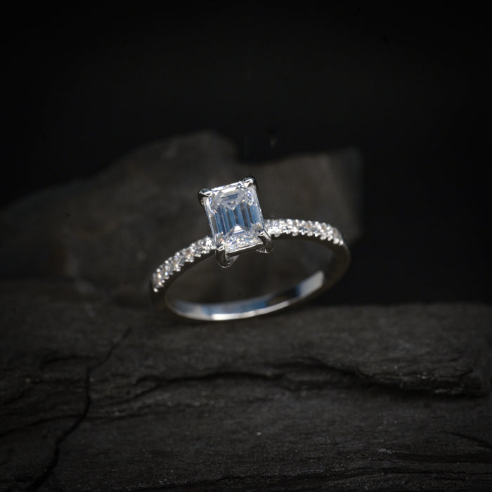 Anillo de compromiso con moissanita de 1.0ct con certificado GRA y moissanitas laterales elaborado en oro blanco de 14 kilates