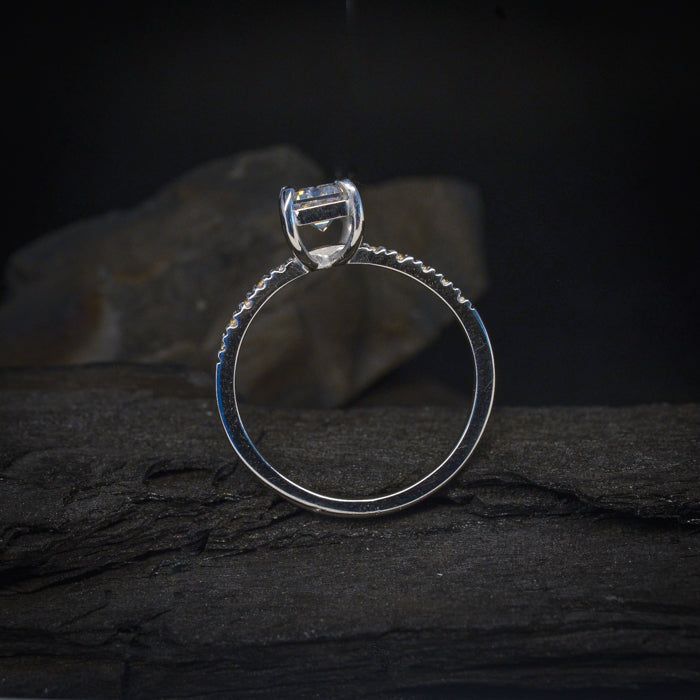 Anillo de compromiso con moissanita de 1.0ct con certificado GRA y moissanitas laterales elaborado en oro blanco de 14 kilates
