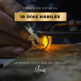 Anillo de compromiso con moissanita de .50ct certificado GRA y 6 diamantes naturales laterales elaborado en oro amarillo de 14 kilates