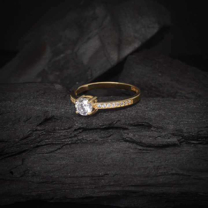 Anillo de compromiso con diamante natural central de .40ct y 16 diamantes naturales laterales elaborado en oro amarillo de 14 kilates