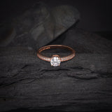 Anillo de compromiso con diamante natural central de .50ct corte brillante con certificado IGI y 16 diamantes naturales laterales elaborado en oro rosa de 14k