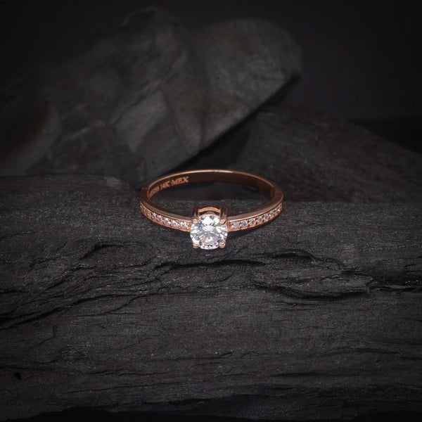 Anillo de compromiso con diamante natural de .40ct y 16 diamantes laterales elaborado en oro rosa de 14 kilates