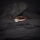 Anillo de compromiso con diamante natural central de .50ct corte brillante con certificado IGI y 16 diamantes naturales laterales elaborado en oro rosa de 14k