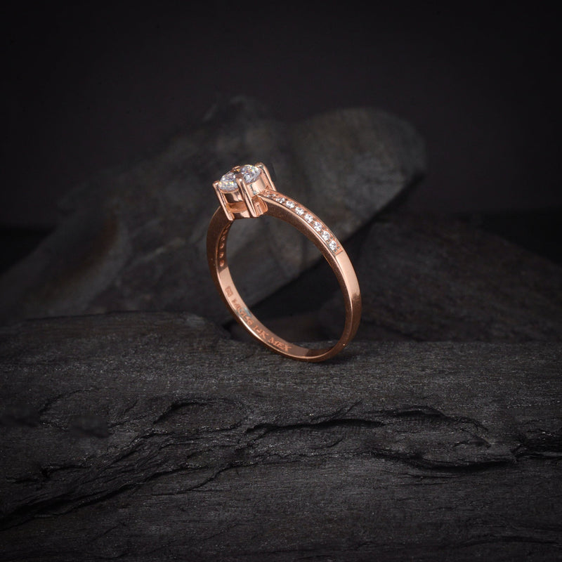 Anillo de compromiso con diamante natural central de .40ct y 16 diamantes naturales laterales elaborado en oro rosa de 14 kilates