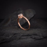 Anillo de compromiso con diamante natural de .50ct y cristales laterales elaborado en oro rosa de 14 kilates