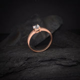 Anillo de compromiso con diamante natural central de .50ct corte brillante con certificado IGI y 16 diamantes naturales laterales elaborado en oro rosa de 14k