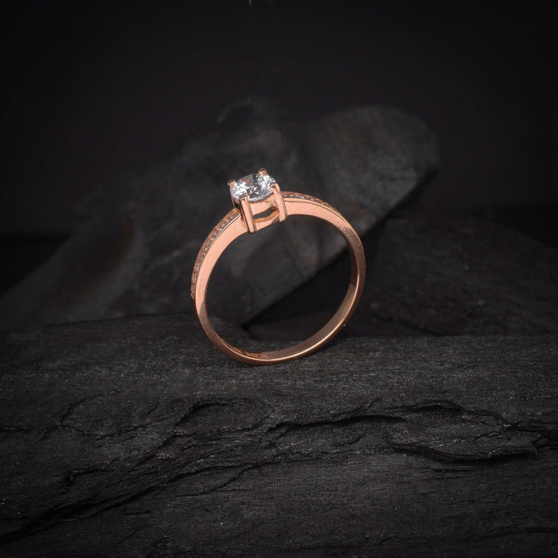 Anillo de compromiso con diamante natural central de .50ct y 16 diamantes naturales laterales elaborado en oro rosa de 14 kilates