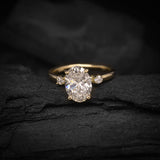 Anillo de compromiso con moissanita de 2.0ct corte oval con certificado GRA y 2 moissanitas laterales elaborado en oro amarillo de 14k