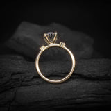 Anillo de compromiso con moissanita de 2.0ct corte oval con certificado GRA y 2 moissanitas laterales elaborado en oro amarillo de 14k