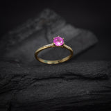Anillo de compromiso con zafiro rosa natural y 12 diamantes naturales laterales elaborado en oro amarillo de 14 kilates