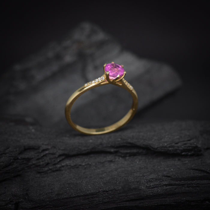 Anillo de compromiso con zafiro rosa natural y 12 diamantes naturales laterales elaborado en oro amarillo de 14 kilates