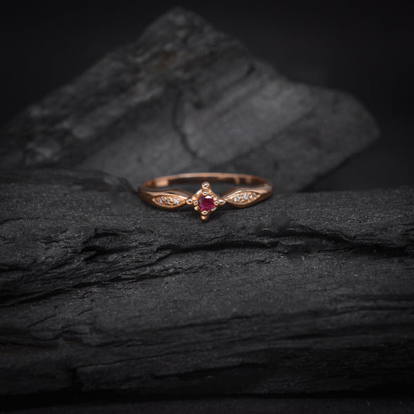 Anillo de compromiso con rubi natural y 6 diamantes naturales laterales elaborado en oro rosa de 14 kilates