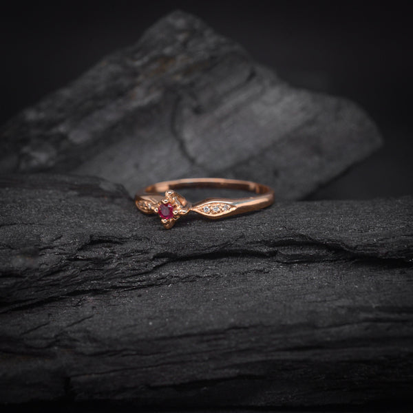 Anillo de compromiso con rubi natural y 6 diamantes naturales laterales elaborado en oro rosa de 14 kilates