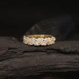 Argolla de matrimonio maciza de 4mm con incrustación de cristales (mitad de la pieza) elaborada en oro amarillo de 14k