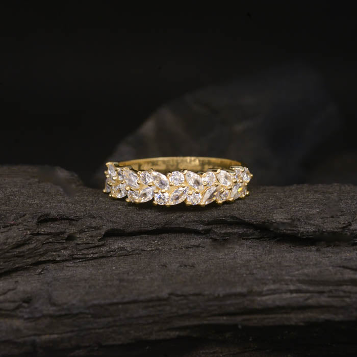 Argolla de matrimonio maciza de 4mm con incrustación de cristales (mitad de la pieza) elaborada en oro amarillo de 14k