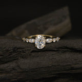 Anillo de compromiso con moissanita oval de 2.0ct con certificado GRA y moissanitas laterales elaborado en oro amarillo de 14 kilates