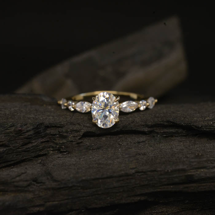 Anillo de compromiso con moissanita oval de 2.0ct con certificado GRA y moissanitas laterales elaborado en oro amarillo de 14 kilates