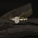 Anillo de compromiso con moissanita oval de 2.0ct con certificado GRA y moissanitas laterales elaborado en oro amarillo de 14 kilates