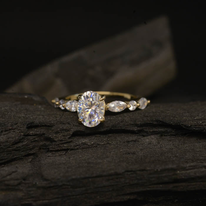 Anillo de compromiso con moissanita oval de 2.0ct con certificado GRA y moissanitas laterales elaborado en oro amarillo de 14 kilates