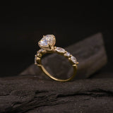 Anillo de compromiso con moissanita oval de 2.0ct con certificado GRA y moissanitas laterales elaborado en oro amarillo de 14 kilates