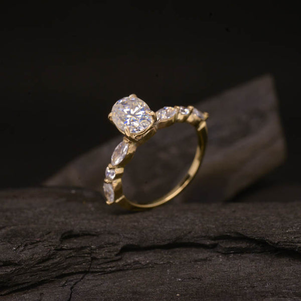 Anillo de compromiso con moissanita oval de 2.0ct con certificado GRA y moissanitas laterales elaborado en oro amarillo de 14 kilates