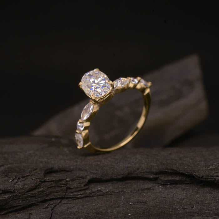 Anillo de compromiso con moissanita oval de 2.0ct con certificado GRA y moissanitas laterales elaborado en oro amarillo de 14 kilates
