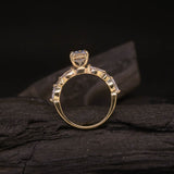 Anillo de compromiso con moissanita oval de 2.0ct con certificado GRA y moissanitas laterales elaborado en oro amarillo de 14 kilates