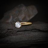 Anillo de compromiso con diamante de laboratorio central de 1.0ct con certificado IGI elaborado en oro amarillo de 14 kilates