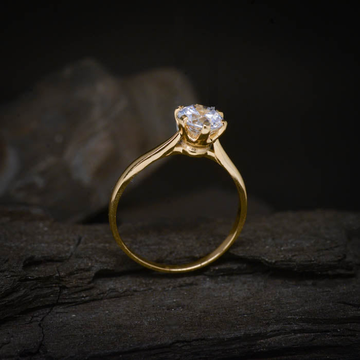 Anillo de compromiso con diamante de laboratorio central de 1.0ct con certificado IGI elaborado en oro amarillo de 14 kilates
