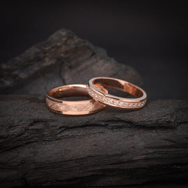 Par de argollas de matrimonio macizas de 4mm y 3mm con .20ct de diamantes naturales elaboradas en oro rosa de 14 kilates
