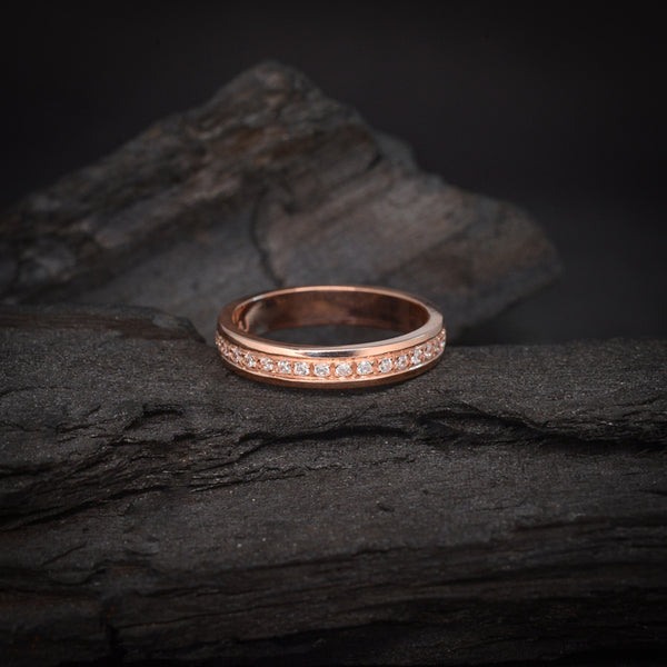 Argolla de matrimonio maciza de 3.5mm con 25 diamantes naturales (tres cuartos de pieza) elaborada en oro rosa de 18k