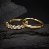 Par de argollas de matrimonio macizas de 2mm y 4mm con incrustación de cristales (mitad de la pieza) elaboradas en oro amarillo de 18k